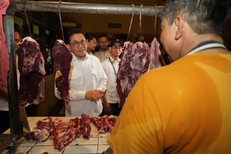 Menteri Perdagangan Budi Santoso meninjau harga dan stok bapok di Pasar Rawasari, Jakarta Pusat, Senin (16/3). (Foto: Kemendag)