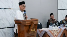 Menhaj Mochamad Irfan Yusuf saat pertemuan dengan jajaran Kantor Wilayah Kemenhaj Provinsi Jawa Timur, Jumat (27/3/2026). (Foto: Kemenhaj)