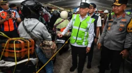 Menteri Perhubungan Dudy Purwagandhi meninjau tiga pelabuhan di Banten, Minggu (15/3) malam hingga Senin (16/3) dini hari. (Foto: Kemenhub)