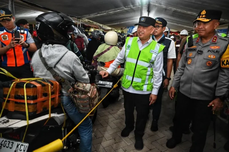 Menteri Perhubungan Dudy Purwagandhi meninjau tiga pelabuhan di Banten, Minggu (15/3) malam hingga Senin (16/3) dini hari. (Foto: Kemenhub)
