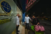 Menteri Perhubungan Dudy Purwagandhi dan Sekretaris Kabinet Teddy Indra Wijaya memantau arus balik Lebaran 2026 di Terminal Terpadu Pulo Gebang, Jakarta, Rabu (25/3) dini hari. (Foto: Kemenhub)