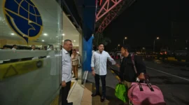 Menteri Perhubungan Dudy Purwagandhi dan Sekretaris Kabinet Teddy Indra Wijaya memantau arus balik Lebaran 2026 di Terminal Terpadu Pulo Gebang, Jakarta, Rabu (25/3) dini hari. (Foto: Kemenhub)