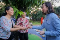 Menpar Widiyanti Putri Wardhana berdialog dengan pengunjung Taman Bendera Pusaka saat melakukan visitasi di kawasan Blok M, Jakarta Selatan, Senin (16/3/2026). (Foto: Kemenpar)