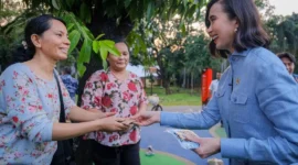 Menpar Widiyanti Putri Wardhana berdialog dengan pengunjung Taman Bendera Pusaka saat melakukan visitasi di kawasan Blok M, Jakarta Selatan, Senin (16/3/2026). (Foto: Kemenpar)