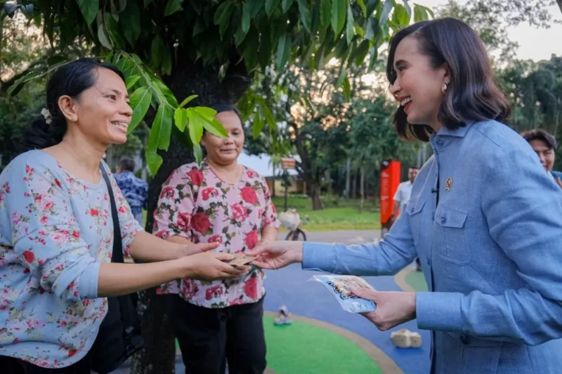 Menpar Widiyanti Putri Wardhana berdialog dengan pengunjung Taman Bendera Pusaka saat melakukan visitasi di kawasan Blok M, Jakarta Selatan, Senin (16/3/2026). (Foto: Kemenpar)