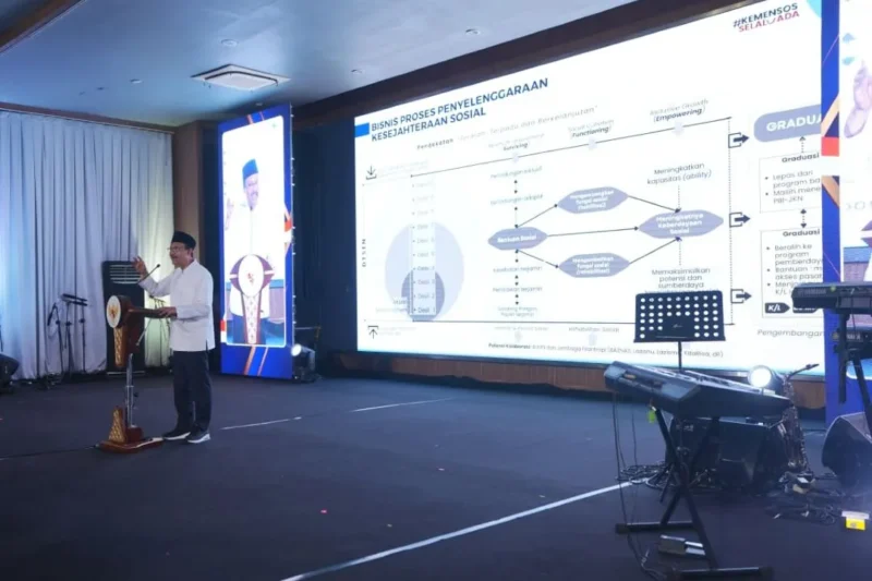 Mensos Saifullah Yusuf dalam acara Kolaborasi Program Prioritas Presiden dalam rangka Pemutakhiran DTSEN dan Membangun Sumber Daya Manusia Menuju Kemandirian Ekonomi di Bale Sawala Yudistira, Kabupaten Purwakarta, Jawa Barat, Sabtu (14/3/2026). (Foto: Kemensos)