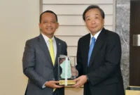 Menteri ESDM Bahlil Lahadalia bersama CEO INPEX Corporation Takayuki Ueda di Tokyo, Jepang, Minggu (15/3) waktu setempat. (Foto: Kementerian ESDM)