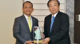 Menteri ESDM Bahlil Lahadalia bersama CEO INPEX Corporation Takayuki Ueda di Tokyo, Jepang, Minggu (15/3) waktu setempat. (Foto: Kementerian ESDM)