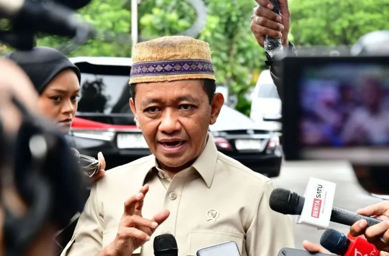 Menteri Energi dan Sumber Daya Mineral (ESDM) Bahlil Lahadalia memberikan keterangan pers kepada wartawan di kompleks Istana Negara. (Foto: BPMI Setpres)