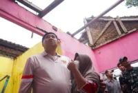 Menteri Perumahan dan Kawasan Permukiman (PKP) Maruarar Sirait meninjau kondisi rumah warga di Majalengka. (Foto: Kementerian PKP)