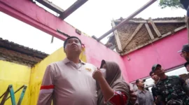 Menteri Perumahan dan Kawasan Permukiman (PKP) Maruarar Sirait meninjau kondisi rumah warga di Majalengka. (Foto: Kementerian PKP)