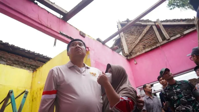 Menteri Perumahan dan Kawasan Permukiman (PKP) Maruarar Sirait meninjau kondisi rumah warga di Majalengka. (Foto: Kementerian PKP)