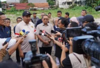 Menteri Perumahan dan Kawasan Permukiman (PKP) Maruarar Sirait meninjau lahan PT Angkasa Pura Indonesia di Jalan Kramat Raya, Senen, Jakarta Pusat, Minggu (29/3/2026). (Foto: Kementerian PKP)