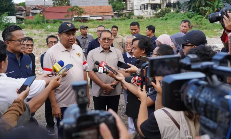Menteri Perumahan dan Kawasan Permukiman (PKP) Maruarar Sirait meninjau lahan PT Angkasa Pura Indonesia di Jalan Kramat Raya, Senen, Jakarta Pusat, Minggu (29/3/2026). (Foto: Kementerian PKP)