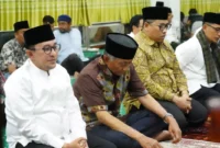 Menteri Pekerjaan Umum RI, Dody Hanggodo melaksanakan Salat Isya dan Tarawih berjamaah di Masjid Muhammadiyah Batusangkar, Senin (2/3/2026). (Foto: Prokopim Tanah Datar) 