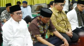 Menteri Pekerjaan Umum RI, Dody Hanggodo melaksanakan Salat Isya dan Tarawih berjamaah di Masjid Muhammadiyah Batusangkar, Senin (2/3/2026). (Foto: Prokopim Tanah Datar) 