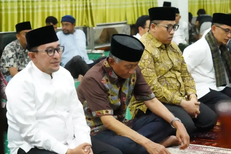 Menteri Pekerjaan Umum RI, Dody Hanggodo melaksanakan Salat Isya dan Tarawih berjamaah di Masjid Muhammadiyah Batusangkar, Senin (2/3/2026). (Foto: Prokopim Tanah Datar) 