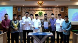 Menag Nasaruddin Umar dan Wakil Ketua Umum Dewan Pimpinan MUI, K.H. Marsudi Syuhud bersama Pejabat dan Pimpinan Kemenag dan MUI dalam giat penandatanganan MoU mengenai Implementasi KUHP dan KUHAP. (Foto: Firmandan Wijaya/Kemenag)