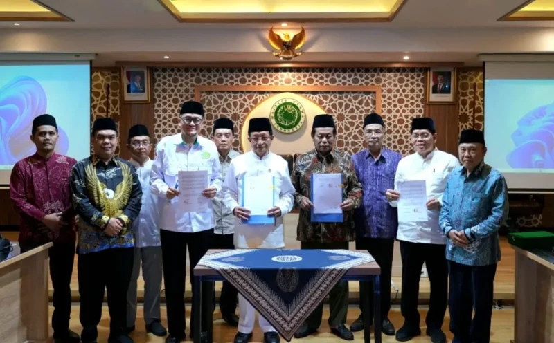 Menag Nasaruddin Umar dan Wakil Ketua Umum Dewan Pimpinan MUI, K.H. Marsudi Syuhud bersama Pejabat dan Pimpinan Kemenag dan MUI dalam giat penandatanganan MoU mengenai Implementasi KUHP dan KUHAP. (Foto: Firmandan Wijaya/Kemenag)