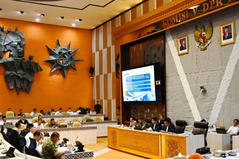Menteri Perhubungan Dudy Purwagandhi menyampaikan kesiapan infrastruktur dan layanan transportasi menghadapi Lebaran 2026 dalam rapat kerja bersama Komisi V DPR RI di Jakarta, Rabu (11/3). (Foto: Kemenhub)