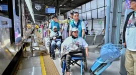 Kemenhub memberangkatkan 303 peserta program Mudik Gratis Ramah Anak dan Disabilitas menggunakan moda kereta api dari Stasiun Pasar Senen, Jakarta, Kamis (19/3/2026). (Foto: Kemenhub)