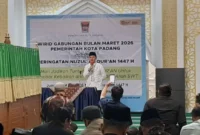 Asisten II Sekretariat Daerah Kota Padang, Didi Aryadi memberikan sambutan saat peringatan Nuzulul Qur’an 1447 Hijriah di Masjid Agung Nurul Iman, Jumat (6/3/2026) pagi. (Foto: Diskominfo Padang)