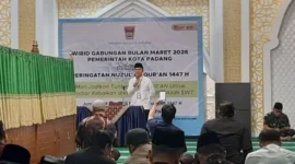 Asisten II Sekretariat Daerah Kota Padang, Didi Aryadi memberikan sambutan saat peringatan Nuzulul Qur’an 1447 Hijriah di Masjid Agung Nurul Iman, Jumat (6/3/2026) pagi. (Foto: Diskominfo Padang)