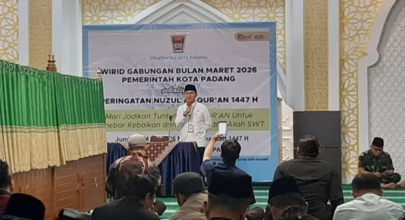 Asisten II Sekretariat Daerah Kota Padang, Didi Aryadi memberikan sambutan saat peringatan Nuzulul Qur’an 1447 Hijriah di Masjid Agung Nurul Iman, Jumat (6/3/2026) pagi. (Foto: Diskominfo Padang)