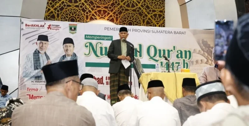 Gubernur Sumbar Mahyeldi saat peringatan Nuzulul Qur’an di Masjid Raya Syekh Ahmad Khatib Al Minangkabawi, Kota Padang, Minggu (8/3/2026). (Foto: ADPSB)