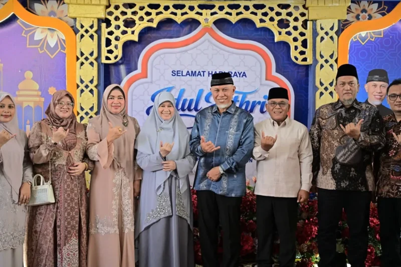 Gubernur Sumbar Mahyeldi Ansharullah menggelar open house Hari Raya Idulfitri 1447 H di kediamannya, Minggu (22/3/2026). (Foto: ADPSB)