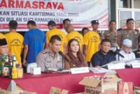 Bupati Annisa Suci Ramadhani menghadiri konferensi pers di Mapolres Dharmasraya, Senin (2/3/2026). (Foto: Pemkab Dharmasraya)