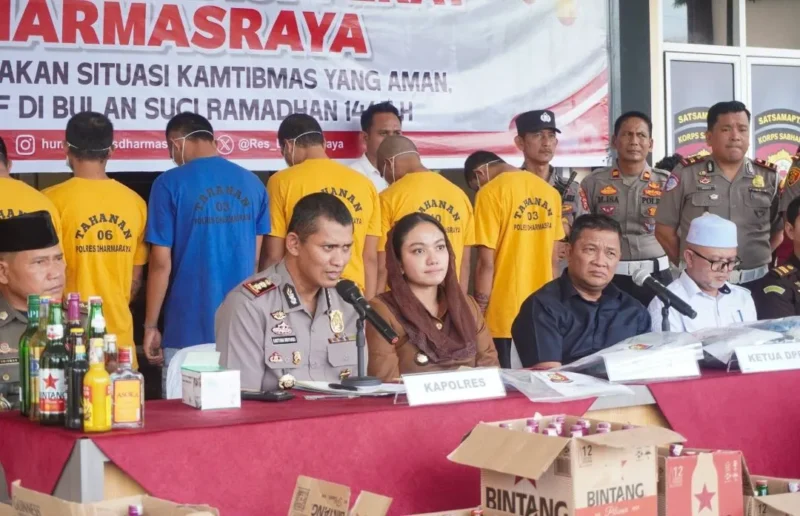 Bupati Annisa Suci Ramadhani menghadiri konferensi pers di Mapolres Dharmasraya, Senin (2/3/2026). (Foto: Pemkab Dharmasraya)