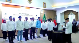 Ketua PMI Sumbar, Aristo Munandar melantik pengurus dan Dewan Kehormatan PMI Kota Padang Panjang masa bakti 2026–2029 di Pendopo Rumah Dinas Wali Kota, Senin (16/3/2026). (Foto: Kominfo Padang Panjang)