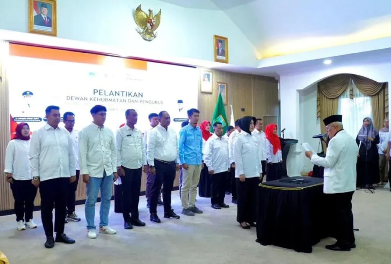 Ketua PMI Sumbar, Aristo Munandar melantik pengurus dan Dewan Kehormatan PMI Kota Padang Panjang masa bakti 2026–2029 di Pendopo Rumah Dinas Wali Kota, Senin (16/3/2026). (Foto: Kominfo Padang Panjang)