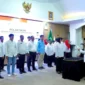 Ketua PMI Sumbar, Aristo Munandar melantik pengurus dan Dewan Kehormatan PMI Kota Padang Panjang masa bakti 2026–2029 di Pendopo Rumah Dinas Wali Kota, Senin (16/3/2026). (Foto: Kominfo Padang Panjang)