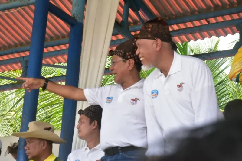 Gubernur Sumbar, Mahyeldi Ansharullah bersama Bupati Padang Pariaman, John Kenedy Azis menyaksikan Pacu Kudo 2026 di Duku Banyak, Balah Aia, Kecamatan VII Koto Sungai Sarik, Sabtu (28/3/2026). (Foto: Diskominfo Padang Pariaman)