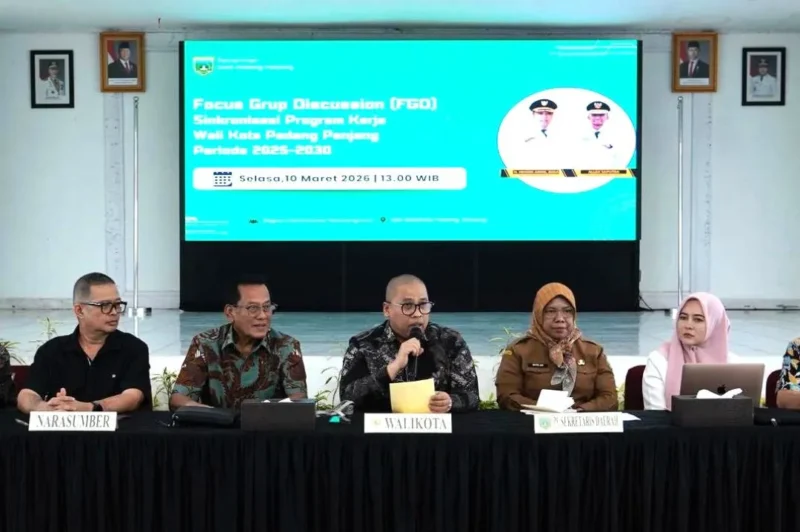 Wali Kota Padang Panjang Hendri Arnis membuka FGD Sinkronisasi Program Kerja Wali Kota Padang Panjang Periode 2025–2030 di Hall Lantai III Balai Kota, Selasa (10/3/2026). (Foto: Kominfo Padang Panjang)