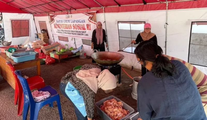 Kemensos menyalurkan sekitar 19.000 paket sembako kepada masyarakat terdampak bencana di sejumlah wilayah di Sumatra selama Ramadan 2026. (Foto: Kemensos)