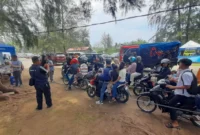 Pengelola wisata di Pantai Air Manis memperketat sistem akses masuk selama libur Idul Fitri 1447 Hijriah/2026. (Foto: Diskominfo Padang)