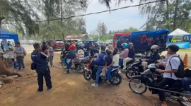 Pengelola wisata di Pantai Air Manis memperketat sistem akses masuk selama libur Idul Fitri 1447 Hijriah/2026. (Foto: Diskominfo Padang)