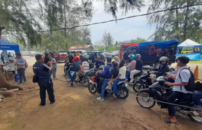 Pengelola wisata di Pantai Air Manis memperketat sistem akses masuk selama libur Idul Fitri 1447 Hijriah/2026. (Foto: Diskominfo Padang)