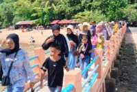 Kawasan wisata Pantai Carocok Painan dipadati pengunjung saat Lebaran. (Foto: Dok. Son)