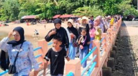 Kawasan wisata Pantai Carocok Painan dipadati pengunjung saat Lebaran. (Foto: Dok. Son)