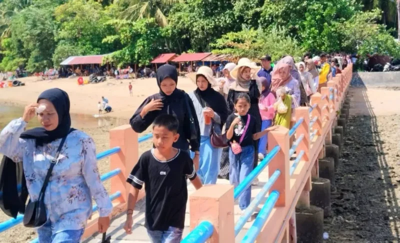 Kawasan wisata Pantai Carocok Painan dipadati pengunjung saat Lebaran. (Foto: Dok. Son)
