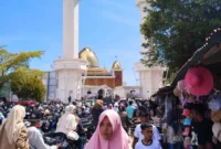 Pengunjung memadati kawasan wisata Pantai Carocok Painan. (Foto: Dok. Kominfo)