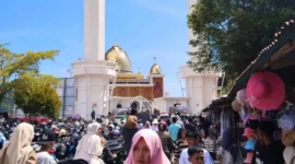 Pengunjung memadati kawasan wisata Pantai Carocok Painan. (Foto: Dok. Kominfo)