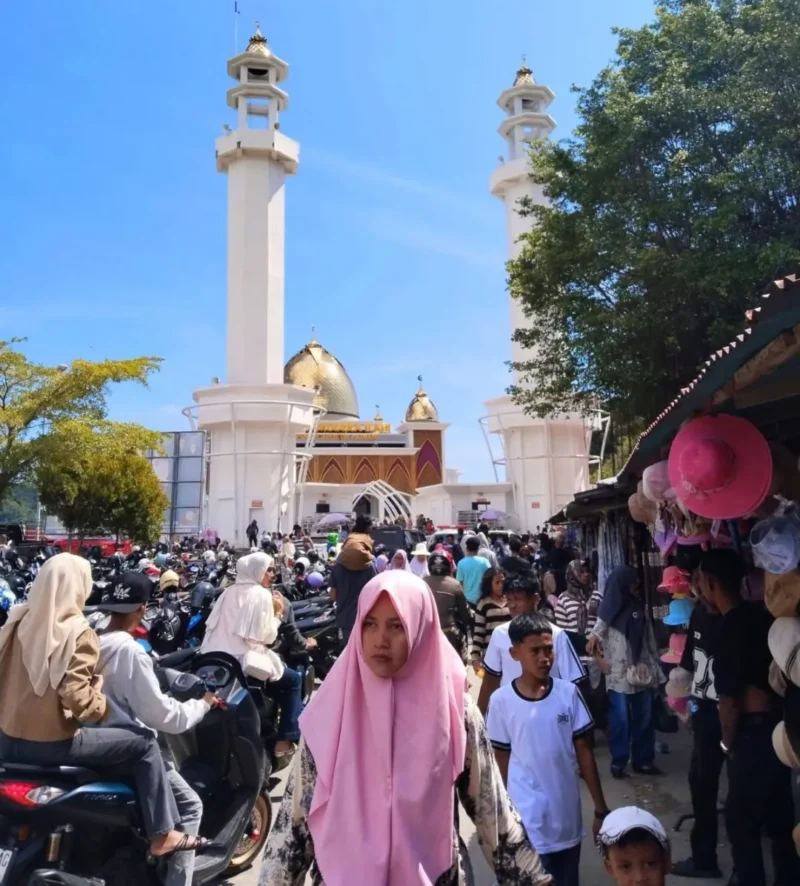 Pengunjung memadati kawasan wisata Pantai Carocok Painan. (Foto: Dok. Kominfo)