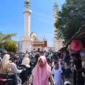 Pengunjung memadati kawasan wisata Pantai Carocok Painan. (Foto: Dok. Kominfo)