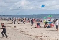Pengunjung memadati destinasi wisata Muaro Sasak, Senin (23/3). (Foto: Diskominfo Pasbar)