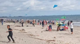Pengunjung memadati destinasi wisata Muaro Sasak, Senin (23/3). (Foto: Diskominfo Pasbar)